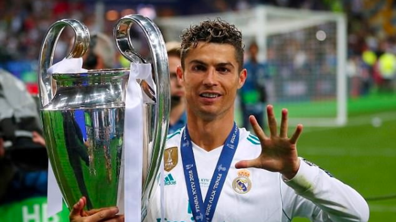 ronaldo chup anh cung chiec cup c1 danh gia nam 2018