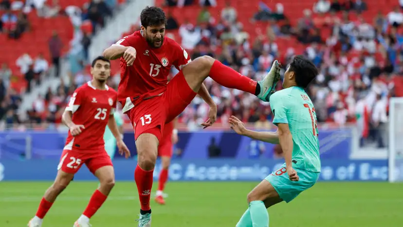 Pha đá Kung fu của cầu thủ Lebanon vào mặt đối thủ Trung Quốc