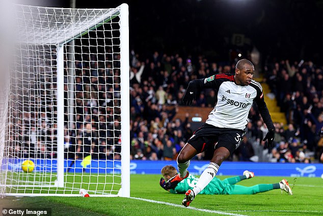 Issa Diop giúp Fulham san bằng tỷ số 1-1